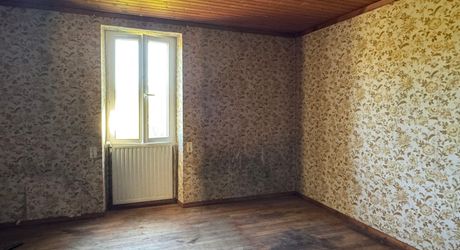 Propriété à rénover avec une maison de plain pied, 560m² de dépendances et 4 hectares, à 2km d'un village médiéval