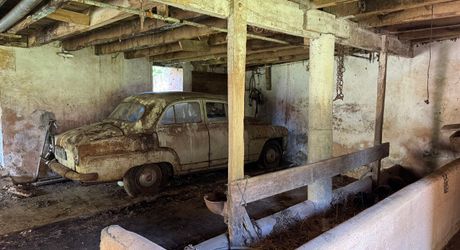 Propriété à rénover avec une maison de plain pied, 560m² de dépendances et 4 hectares, à 2km d'un village médiéval