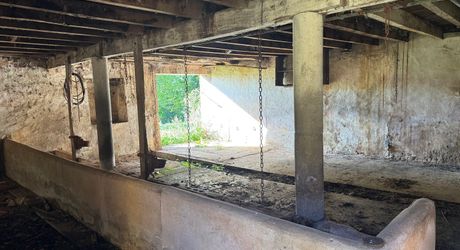 Propriété à rénover avec une maison de plain pied, 560m² de dépendances et 4 hectares, à 2km d'un village médiéval