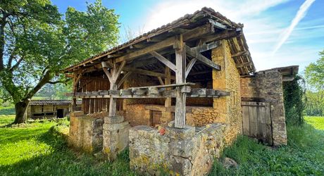 Propriété à rénover avec une maison de plain pied, 560m² de dépendances et 4 hectares, à 2km d'un village médiéval