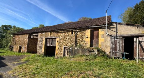 Propriété à rénover avec une maison de plain pied, 560m² de dépendances et 4 hectares, à 2km d'un village médiéval