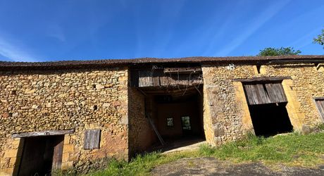 Propriété à rénover avec une maison de plain pied, 560m² de dépendances et 4 hectares, à 2km d'un village médiéval