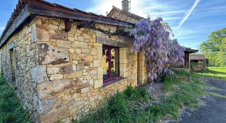 Propriété à rénover avec une maison de plain pied, 560m² de dépendances et 4 hectares, à 2km d'un village médiéval