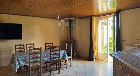 Propriété à rénover avec une maison de plain pied, 560m² de dépendances et 4 hectares, à 2km d'un village médiéval