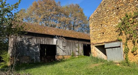 Propriété à rénover avec une maison de plain pied, 560m² de dépendances et 4 hectares, à 2km d'un village médiéval