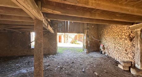 Propriété à rénover avec une maison de plain pied, 560m² de dépendances et 4 hectares, à 2km d'un village médiéval