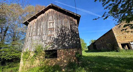 Propriété à rénover avec une maison de plain pied, 560m² de dépendances et 4 hectares, à 2km d'un village médiéval