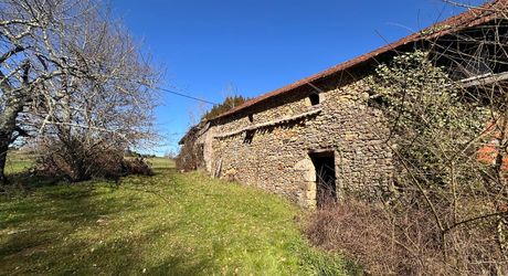 Propriété à rénover avec une maison de plain pied, 560m² de dépendances et 4 hectares, à 2km d'un village médiéval