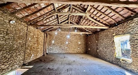 Propriété à rénover avec une maison de plain pied, 560m² de dépendances et 4 hectares, à 2km d'un village médiéval