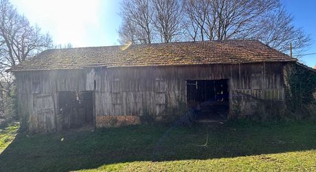 Propriété à rénover avec une maison de plain pied, 560m² de dépendances et 4 hectares, à 2km d'un village médiéval