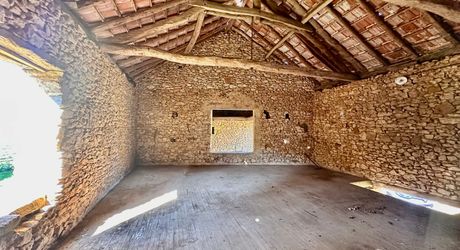 Propriété à rénover avec une maison de plain pied, 560m² de dépendances et 4 hectares, à 2km d'un village médiéval