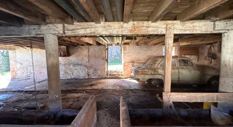 Propriété à rénover avec une maison de plain pied, 560m² de dépendances et 4 hectares, à 2km d'un village médiéval