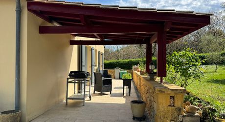 Maison de plain-pied 3 chambres avec dépendances dont un garage pour camping car et piscine en plein cœur du Périgord Noir