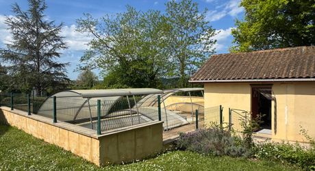 Maison de plain-pied 3 chambres avec dépendances dont un garage pour camping car et piscine en plein cœur du Périgord Noir