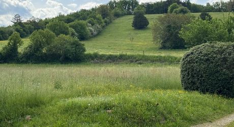Maison de plain-pied 3 chambres avec dépendances dont un garage pour camping car et piscine en plein cœur du Périgord Noir