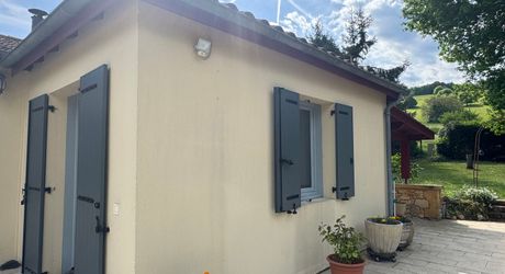 Maison de plain-pied 3 chambres avec dépendances dont un garage pour camping car et piscine en plein cœur du Périgord Noir