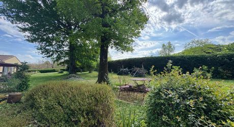 Maison de plain-pied 3 chambres avec dépendances dont un garage pour camping car et piscine en plein cœur du Périgord Noir