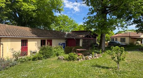 Maison de plain-pied 3 chambres avec dépendances dont un garage pour camping car et piscine en plein cœur du Périgord Noir