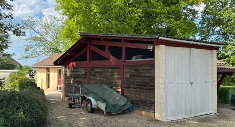 Maison de plain-pied 3 chambres avec dépendances dont un garage pour camping car et piscine en plein cœur du Périgord Noir