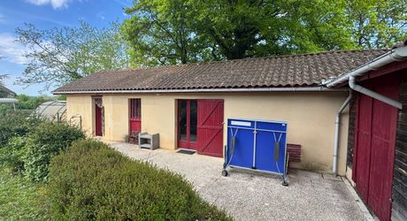 Maison de plain-pied 3 chambres avec dépendances dont un garage pour camping car et piscine en plein cœur du Périgord Noir
