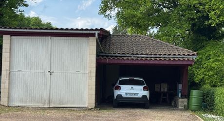 Maison de plain-pied 3 chambres avec dépendances dont un garage pour camping car et piscine en plein cœur du Périgord Noir