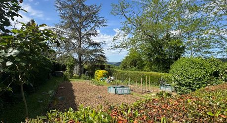 Maison de plain-pied 3 chambres avec dépendances dont un garage pour camping car et piscine en plein cœur du Périgord Noir
