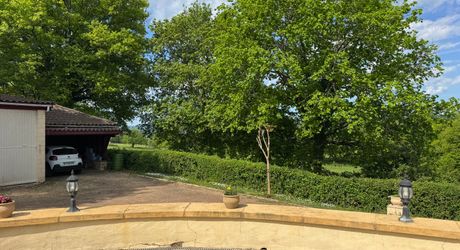 Maison de plain-pied 3 chambres avec dépendances dont un garage pour camping car et piscine en plein cœur du Périgord Noir