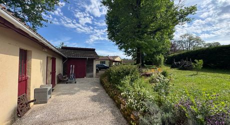 Maison de plain-pied 3 chambres avec dépendances dont un garage pour camping car et piscine en plein cœur du Périgord Noir