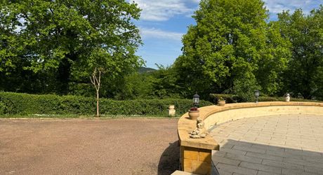 Maison de plain-pied 3 chambres avec dépendances dont un garage pour camping car et piscine en plein cœur du Périgord Noir