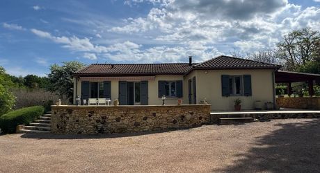 Maison de plain-pied 3 chambres avec dépendances dont un garage pour camping car et piscine en plein cœur du Périgord Noir
