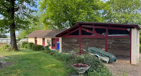 Maison de plain-pied 3 chambres avec dépendances dont un garage pour camping car et piscine en plein cœur du Périgord Noir