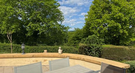 Maison de plain-pied 3 chambres avec dépendances dont un garage pour camping car et piscine en plein cœur du Périgord Noir