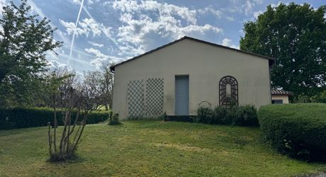 Maison de plain-pied 3 chambres avec dépendances dont un garage pour camping car et piscine en plein cœur du Périgord Noir