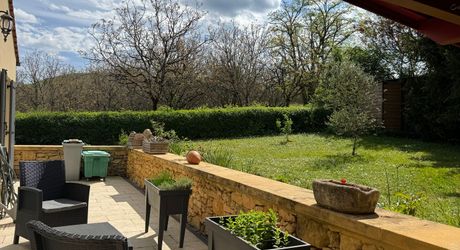 Maison de plain-pied 3 chambres avec dépendances dont un garage pour camping car et piscine en plein cœur du Périgord Noir