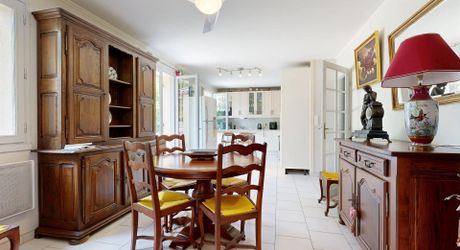 Maison de plain-pied 3 chambres avec dépendances dont un garage pour camping car et piscine en plein cœur du Périgord Noir