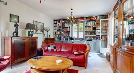 Maison de plain-pied 3 chambres avec dépendances dont un garage pour camping car et piscine en plein cœur du Périgord Noir