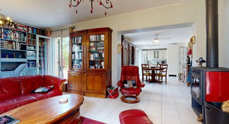 Maison de plain-pied 3 chambres avec dépendances dont un garage pour camping car et piscine en plein cœur du Périgord Noir