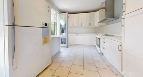 Maison de plain-pied 3 chambres avec dépendances dont un garage pour camping car et piscine en plein cœur du Périgord Noir