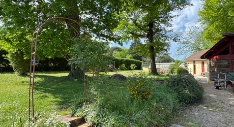 Maison de plain-pied 3 chambres avec dépendances dont un garage pour camping car et piscine en plein cœur du Périgord Noir