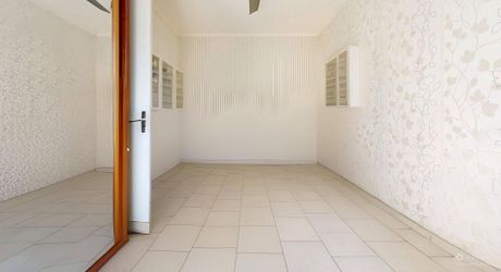 Maison de plain-pied 3 chambres avec dépendances dont un garage pour camping car et piscine en plein cœur du Périgord Noir