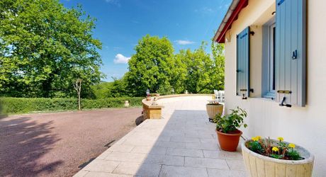 Maison de plain-pied 3 chambres avec dépendances dont un garage pour camping car et piscine en plein cœur du Périgord Noir