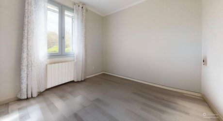 Maison de plain-pied 3 chambres avec dépendances dont un garage pour camping car et piscine en plein cœur du Périgord Noir