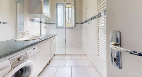 Maison de plain-pied 3 chambres avec dépendances dont un garage pour camping car et piscine en plein cœur du Périgord Noir