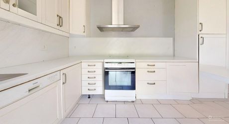 Maison de plain-pied 3 chambres avec dépendances dont un garage pour camping car et piscine en plein cœur du Périgord Noir