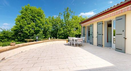 Maison de plain-pied 3 chambres avec dépendances dont un garage pour camping car et piscine en plein cœur du Périgord Noir