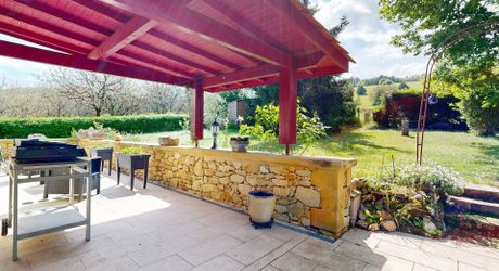 Maison de plain-pied 3 chambres avec dépendances dont un garage pour camping car et piscine en plein cœur du Périgord Noir