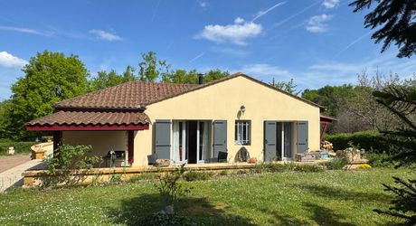 Maison de plain-pied 3 chambres avec dépendances dont un garage pour camping car et piscine en plein cœur du Périgord Noir