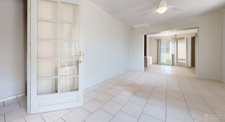 Maison de plain-pied 3 chambres avec dépendances dont un garage pour camping car et piscine en plein cœur du Périgord Noir