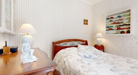 Maison de plain-pied 3 chambres avec dépendances dont un garage pour camping car et piscine en plein cœur du Périgord Noir