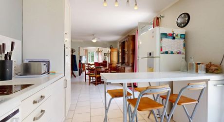 Maison de plain-pied 3 chambres avec dépendances dont un garage pour camping car et piscine en plein cœur du Périgord Noir